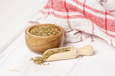 Gri ahşap üzerinde Roma kimyon kimisi