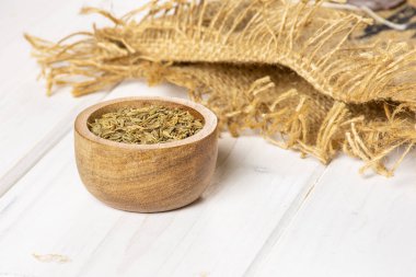 Gri ahşap üzerinde Roma kimyon kimisi