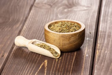 Kahverengi ahşap roman kimyon kimisi