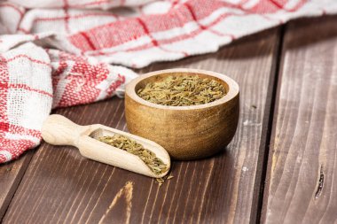 Kahverengi ahşap roman kimyon kimisi