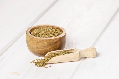 Gri ahşap üzerinde Roma kimyon kimisi