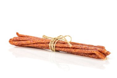 Baharatlı tyrolini salam sopa beyaz üzerinde izole