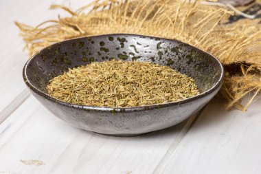 Gri ahşap üzerinde Roma kimyon kimisi