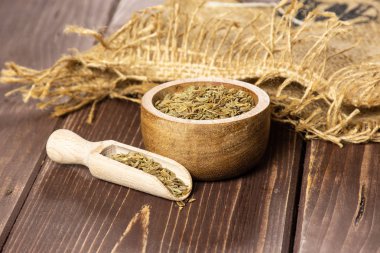 Kahverengi ahşap roman kimyon kimisi