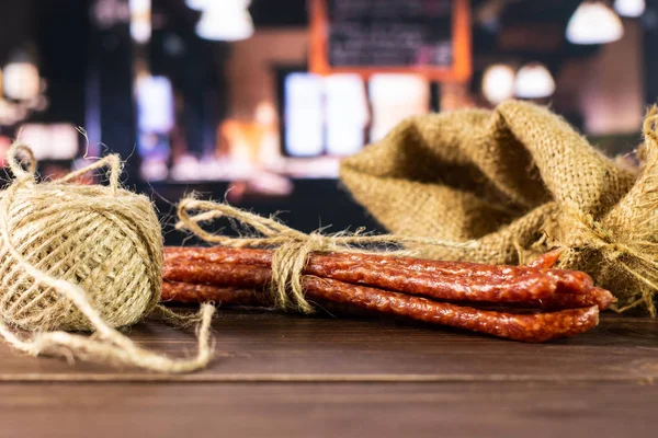 Spicy tyrolini salame stick in un ristorante — Foto Stock