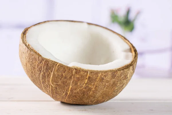 Fräsch bio kokos med Röda tulpaner — Stockfoto