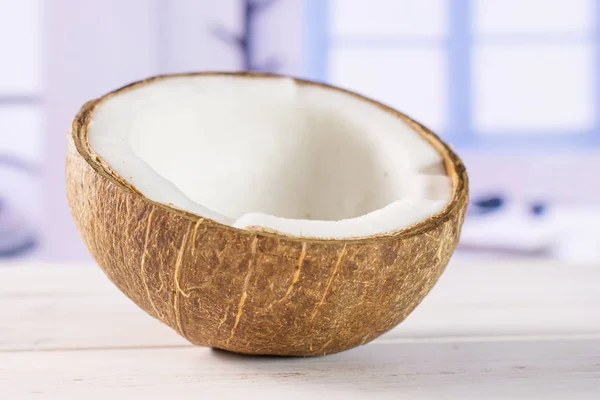 Noix de coco bio fraîche avec fenêtre bleue — Photo