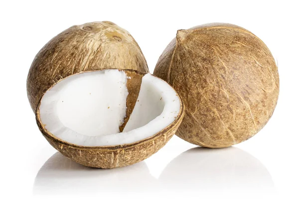Čerstvé bio kokos izolované na bílém — Stock fotografie