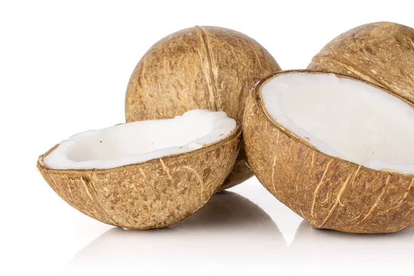Verse bio-kokosnoot geïsoleerd op wit — Stockfoto