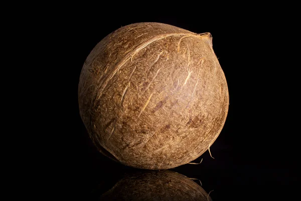 Fräsch bio kokos isolerad på svart glas — Stockfoto