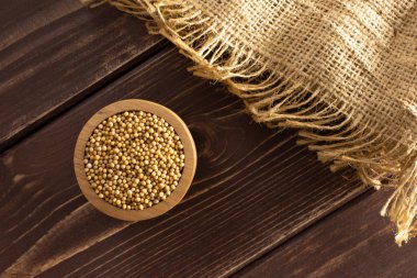 Kahverengi ahşap üzerine beyaz hardal tohumu