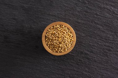 Gri taş üzerinde beyaz hardal tohumu