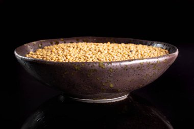 Siyah cam izole beyaz hardal tohumu