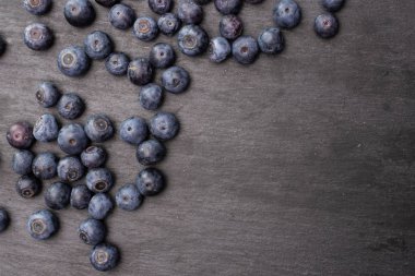 Gri taş üzerinde taze tatlı yabanmersini