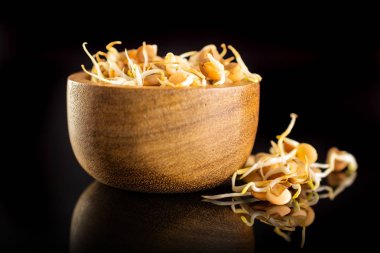 Mercimek izole üzerinde siyah cam lahanası