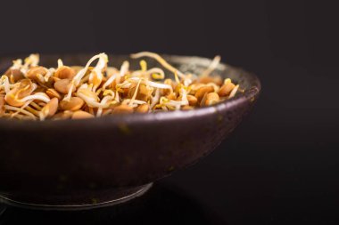 Mercimek izole üzerinde siyah cam lahanası