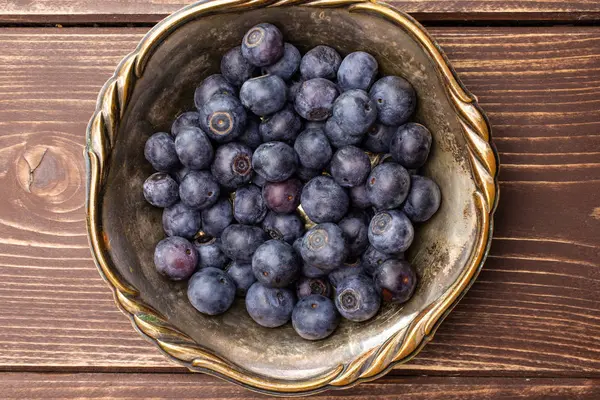 Fresh sweet blueberry on brown wood — Stock Photo, Image