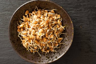 Üzerinde gri taş mercimek lahanası