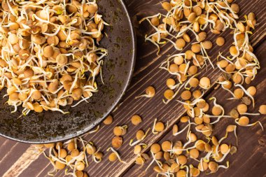 Mercimek lahanası kahverengi ahşap üzerine