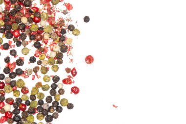 Dört renk üzerine beyaz izole karabiber