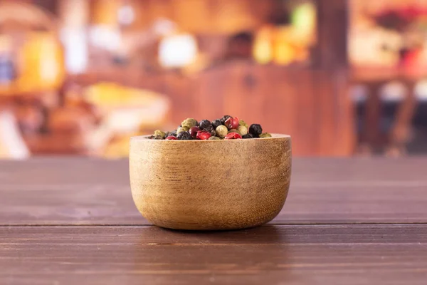 Cuatro colores de granos de pimienta con cocina rústica — Foto de Stock