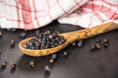 Kuru ardıç meyveleri gri taş