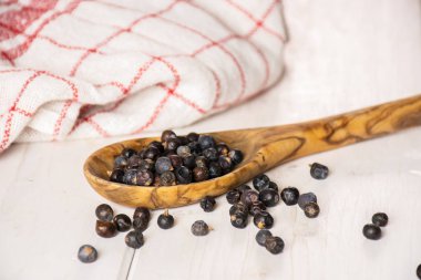 Kuru ardıç meyveleri gri Wood