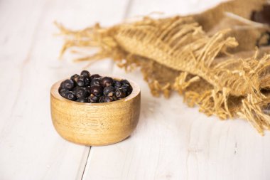 Kuru ardıç meyveleri gri Wood