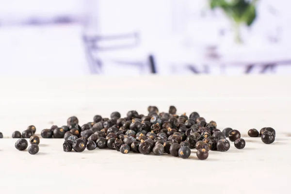 Dry juniper berries with red tulips — Stock Photo, Image