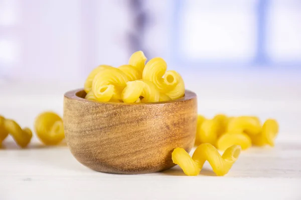 Pasta Cavatappi cruda con finestra blu — Foto Stock