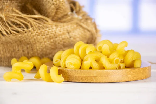 Pasta Cavatappi cruda con finestra blu — Foto Stock