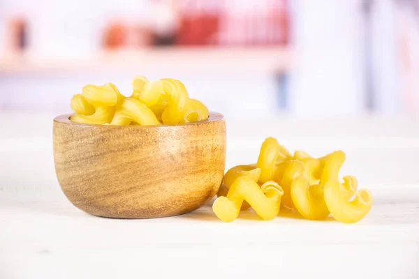 Pasta Cavatappi cruda con cucina alle spalle — Foto Stock