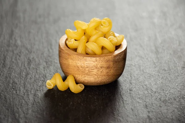 Pasta Cavatappi cruda su pietra grigia — Foto Stock