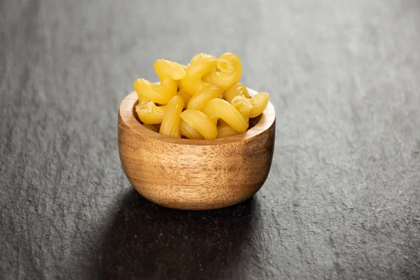 Cavatappi Pasta roh auf grauem Stein — Stockfoto