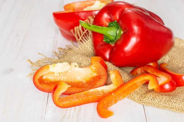 Frischer roter Paprika auf grauem Holz — Stockfoto