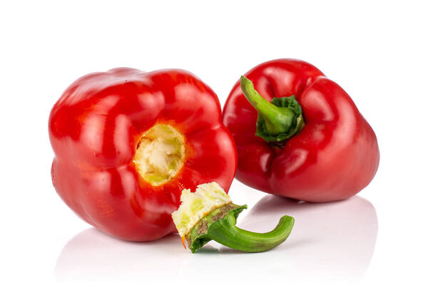 Свежий красный паприка изолированы на белом
