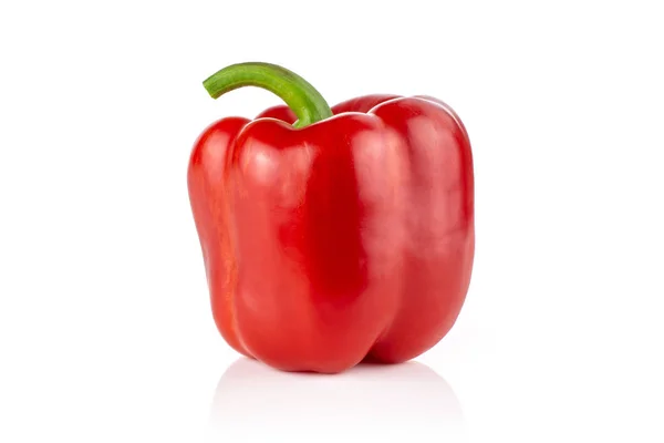 Świeża papryka czerwona na białym tle — Zdjęcie stockowe