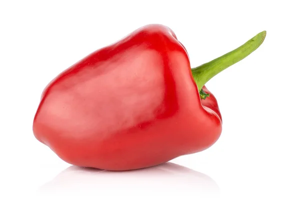 Paprika rouge frais isolé sur blanc — Photo