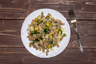 Düdük makarna kabak kahverengi ahşap ile