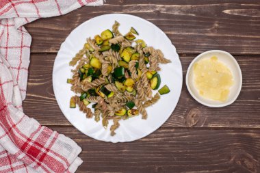 Düdük makarna kabak kahverengi ahşap ile