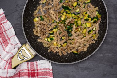 Düdük makarna kabak gri taş ile