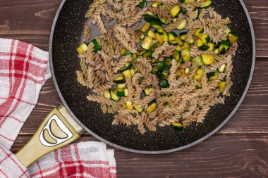 Düdük makarna kabak kahverengi ahşap ile