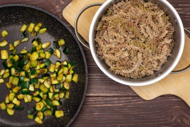 Düdük makarna kabak kahverengi ahşap ile