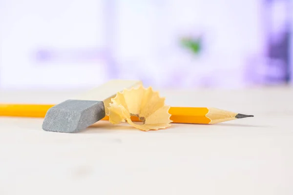 Gelber einfacher Bleistift mit roten Tulpen — Stockfoto