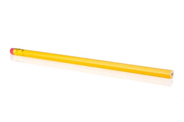 Żółty prosty ołówek na białym tle — Zdjęcie stockowe