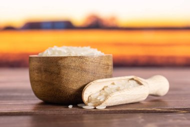 Arkasında sonbahar tarlası olan beyaz yasemin pirinci