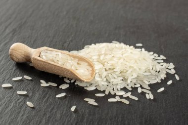 Gri taşta beyaz yasemin pilavı