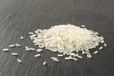 Gri taşta beyaz yasemin pilavı