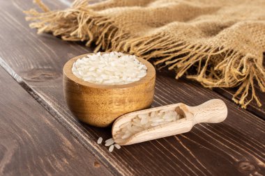 Kahverengi tahtada beyaz yasemin pilavı