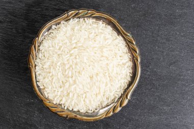 Gri taşta beyaz yasemin pilavı